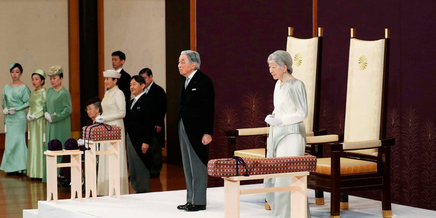 Akihito tillsammans med kejsarinnan Michiko under abdikationsceremonin.