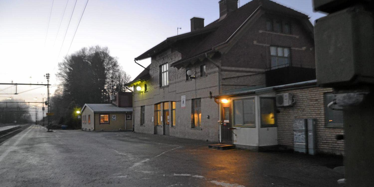 Vänthallen vid järnvägsstationen i Munkedal centrum hålls stängd tillsvidare med anledning av flera dagars nedskräpning och skadegörelse.