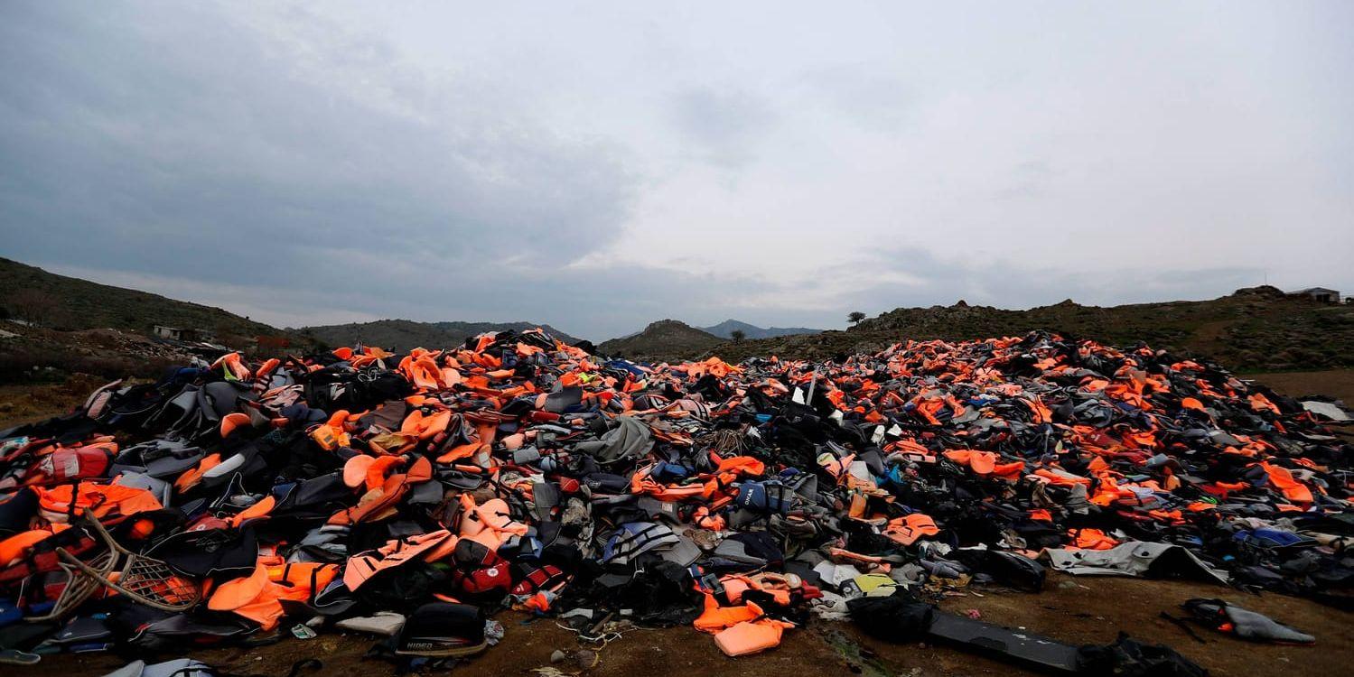Flytvästar som använts av migranter ligger i en hög på den grekiska ön Lesbos. Arkivbild.