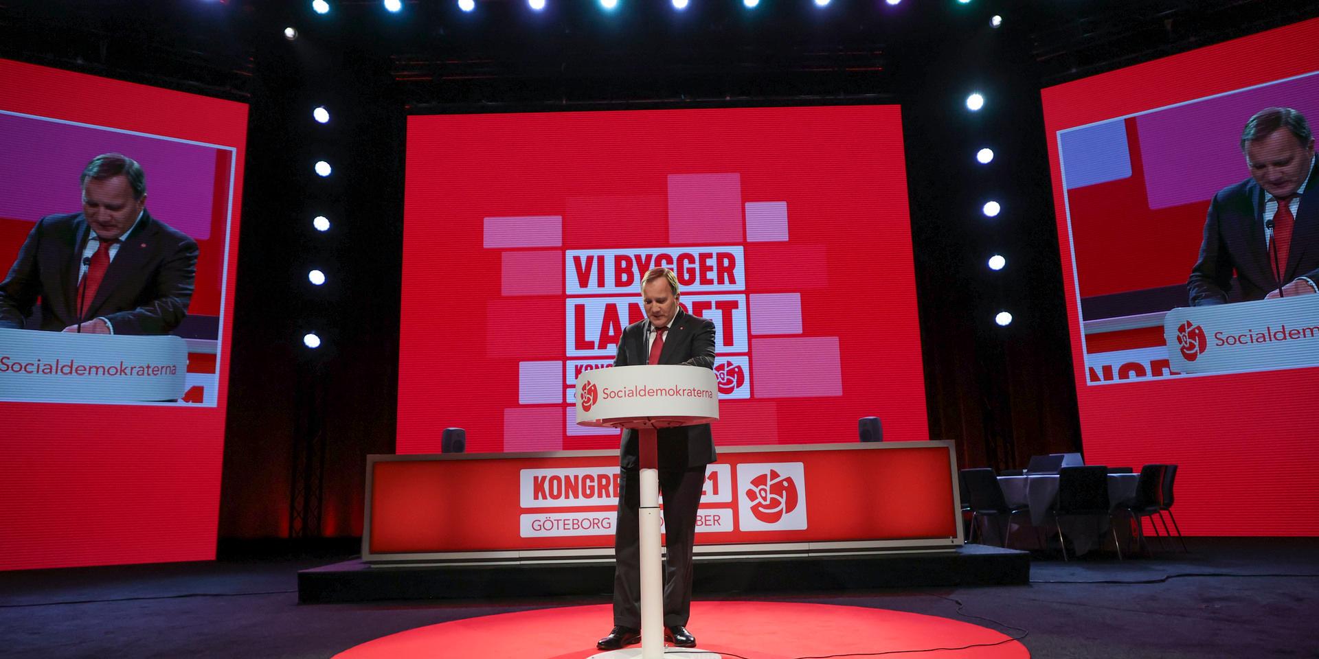 Rött, men utan fanor. Statsminister Stefan Löfven (S) öppnade S-kongressen under onsdagen, där Magdalena Andersson ska väljas till partiledare.