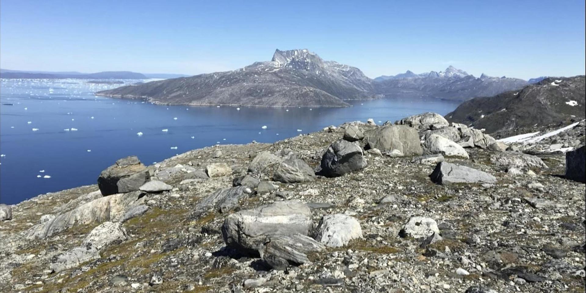Den här bilden togs den 15 juni 2019 och visar små bitar av is som flyter i vattnet i Nuukfjorden, Grönland. Att vädret var varmare än normalt vid Grönland sedan början av sommaren föranledde FN att varna för att värmeböljan i Europa kunde bidra till ökad issmältning i norr.