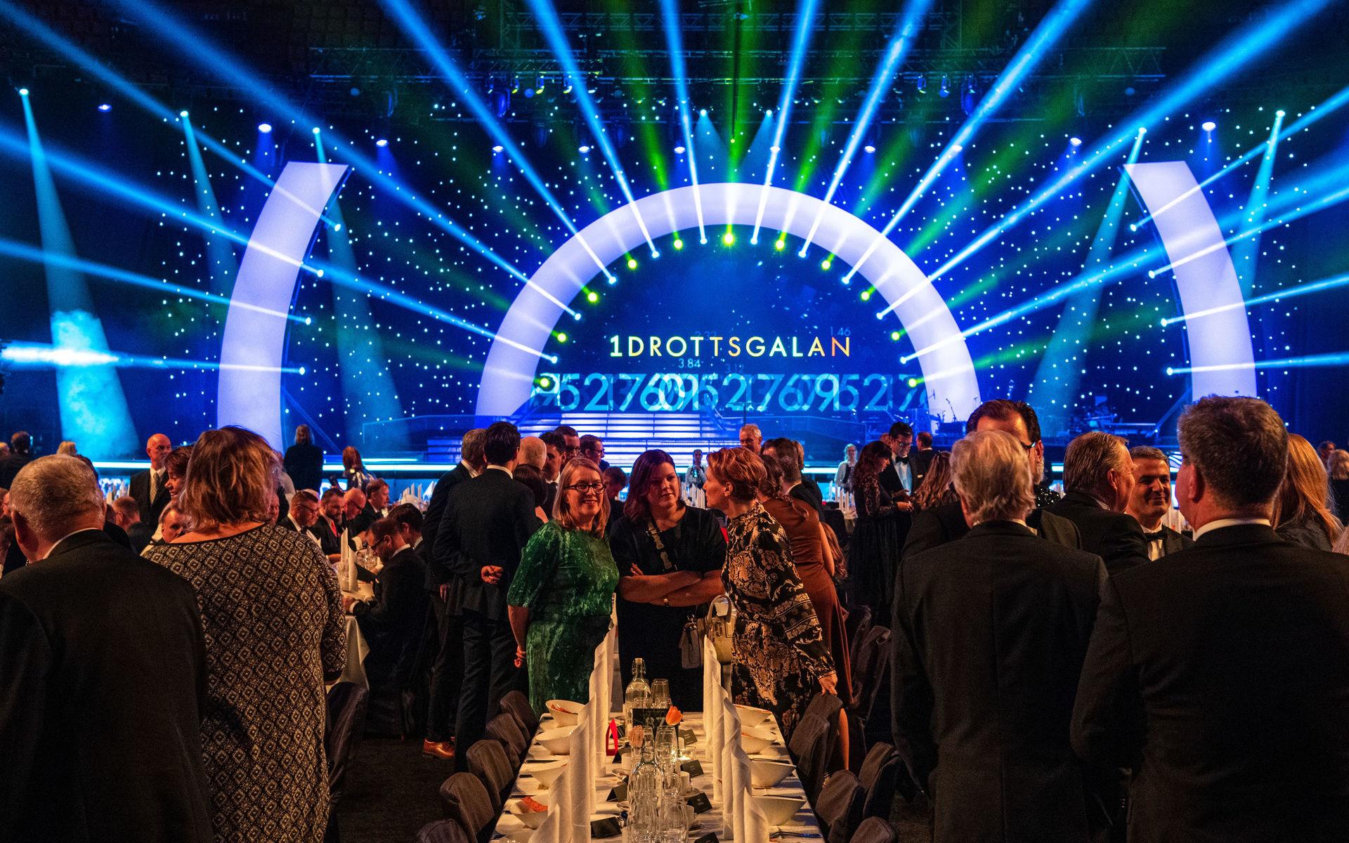 Gäster minglar under Idrottsgalan 2020.