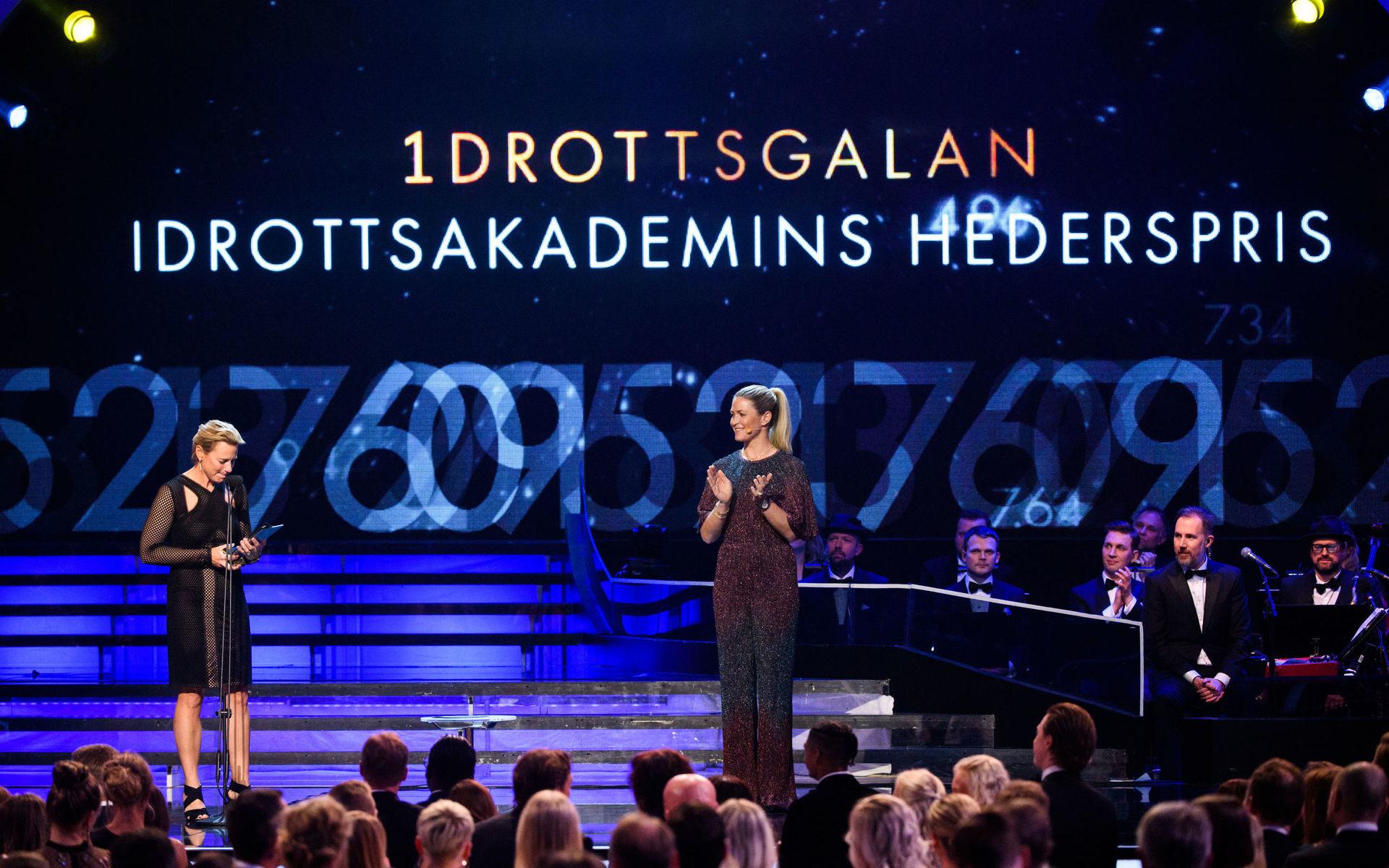 Annika Sörenstam tilldelas Idrottsakademins hederspris av prisutdelaren Suzann Pettersen.