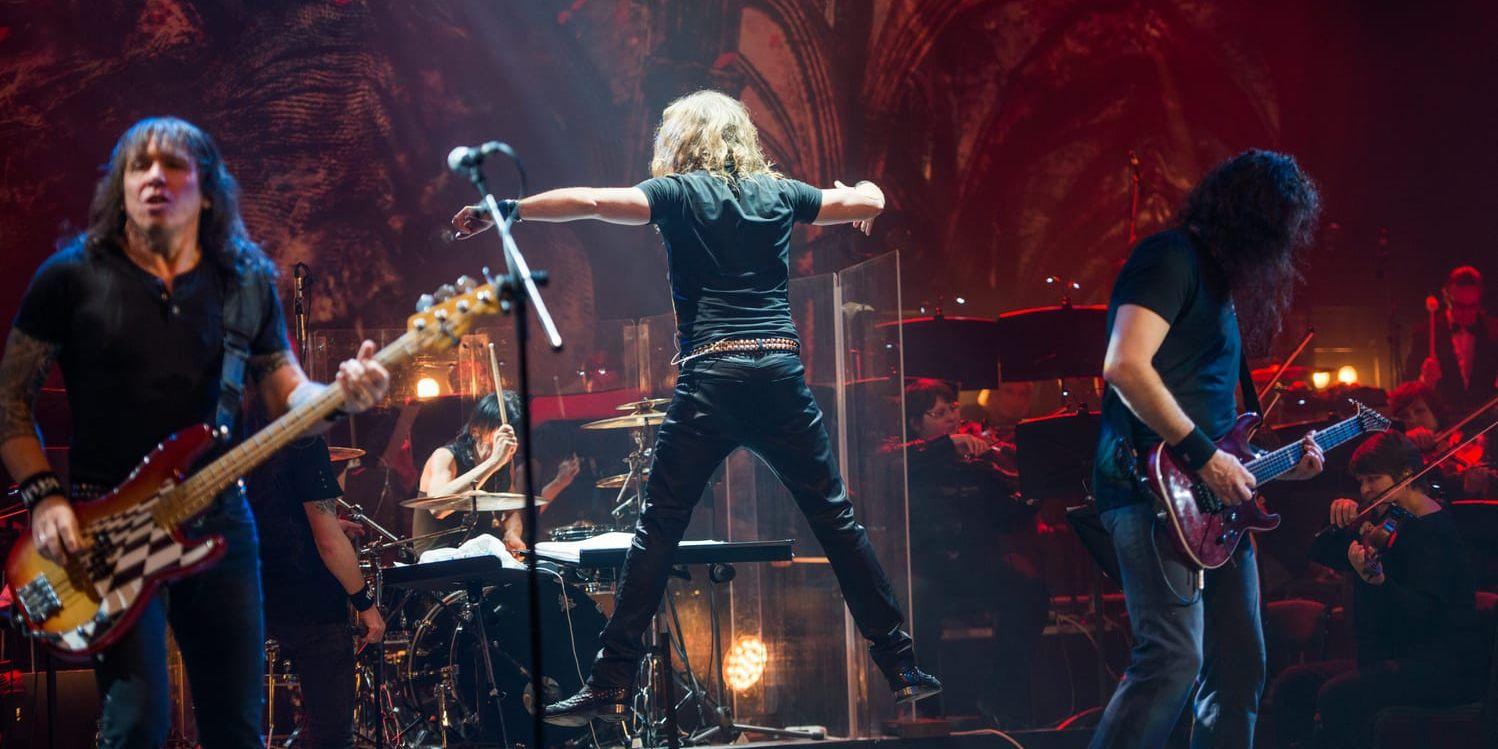 
     Ulf (i mitten) hoppar och skuttar under en konsert i Ryssland. Bild: Privat 
   