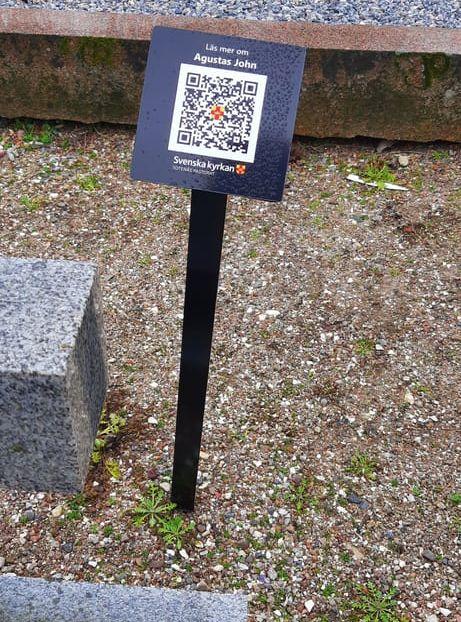 Med hjälp av en mobiltelefon och qr-koderna vid gravstenarna kan man lära sig om Sotenäsbornas livsöden genom åren.