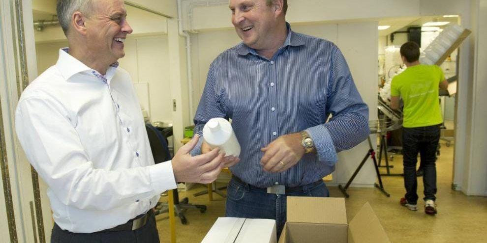 Hendrik Hasewinkel och Ragnar Krefting har redan vuxit ur de befintliga lokalerna. I går anlände 10 000 flaskor som ska fyllas med det nya klordioxidmedlet.