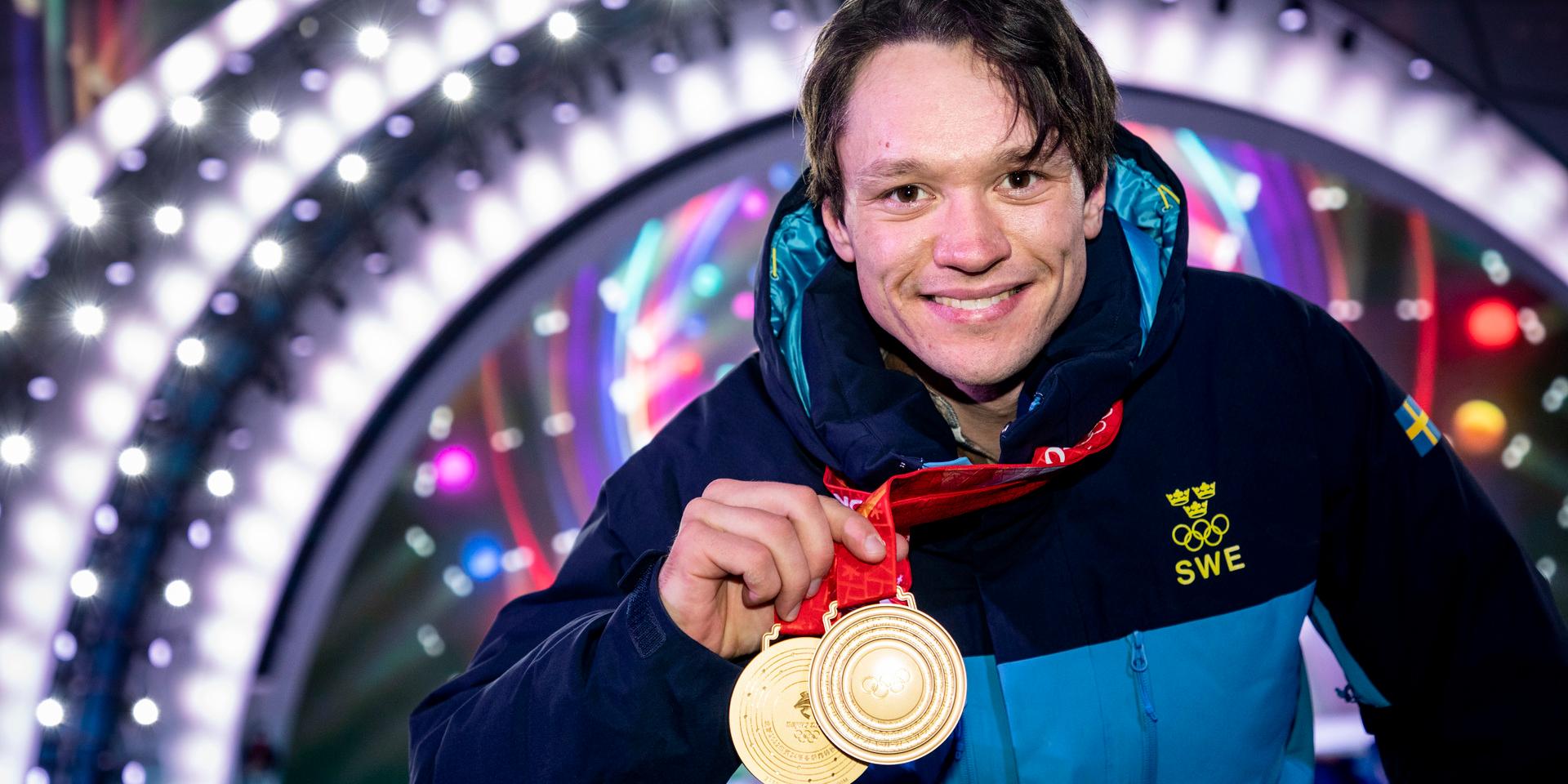 Nils van der Poel poserar med sina två guldmedaljer i skridsko, 5 000 meter och 10 000 meter, efter en medaljceremoni på Medal Plaza vid vinter-OS i Peking 2022.