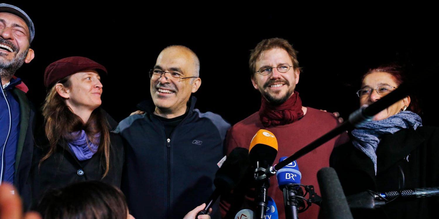 Ali Gharavi (trea från vänster) och Peter Steudtner (till höger om Gharavi) efter frisläppandet i Turkiet på torsdagen.