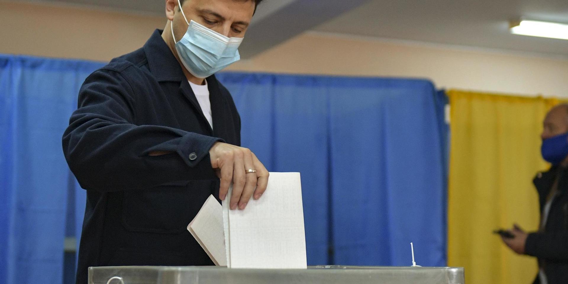 Ukrainas president Volodymyr Zelenskyj då han röstade i Kiev i lokalval den 25 oktober.