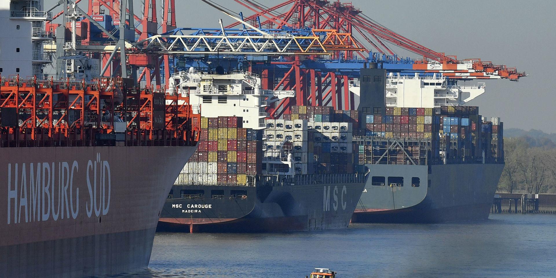 Containerfartyg lastas i hamnen i Hamburg. Arkivbild.