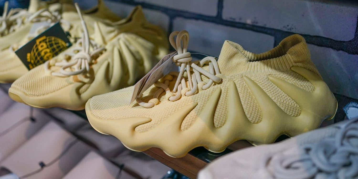 Ett par skor designade av artisten Ye, tidigare känd som Kanye West. Arkivbild.