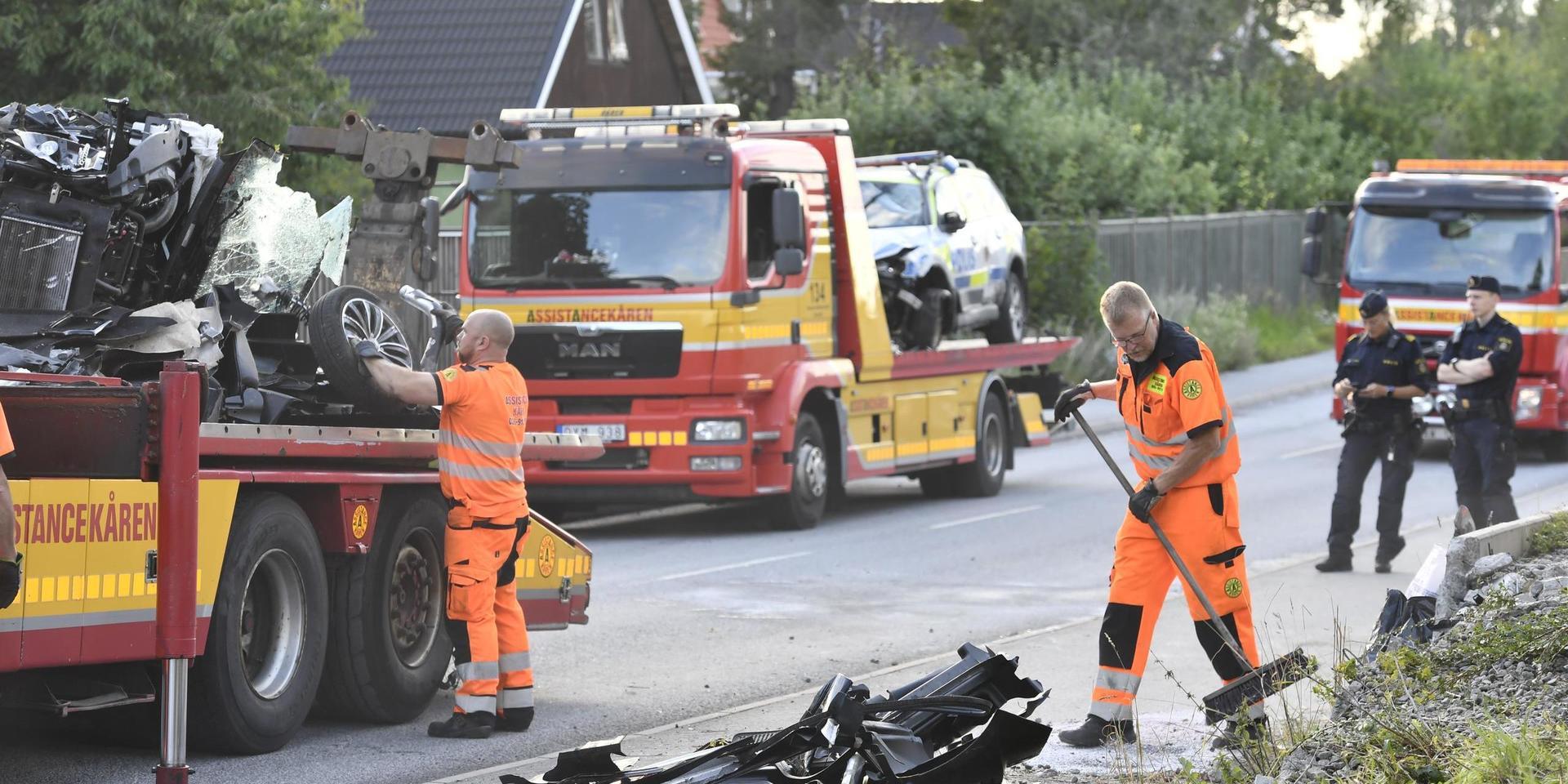 En polisbil krockade med en mopedbil i Täby under natten mot söndagen. En tonåring avled av sina skador, och två skadades. 