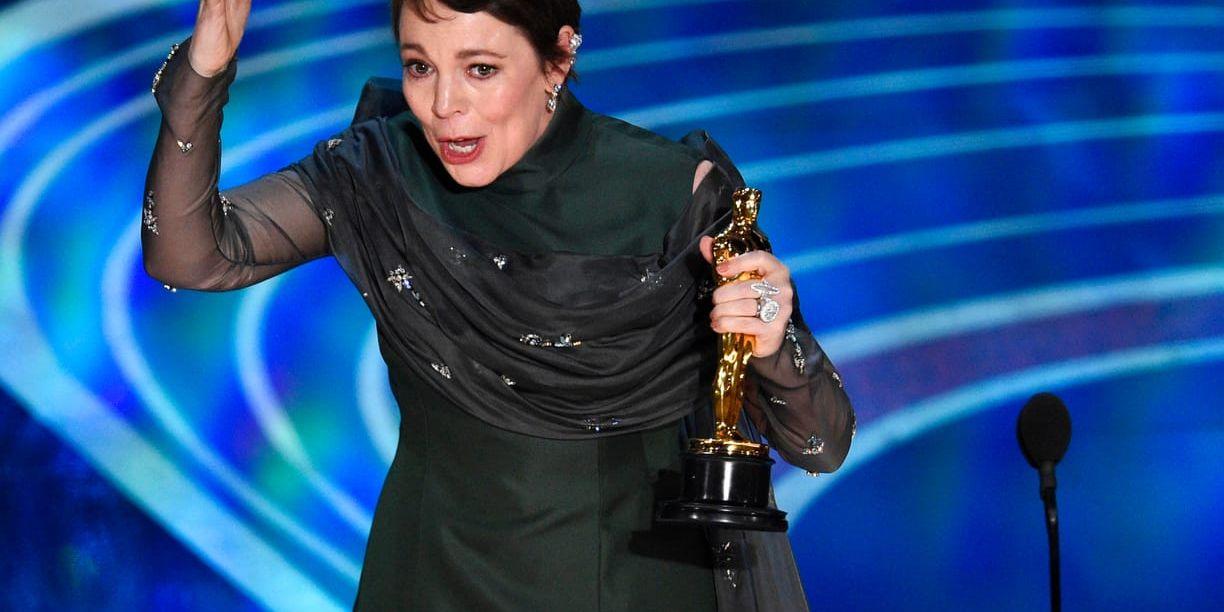 Olivia Colman tar emot sin Oscar för bästa kvinnliga huvudroll.
