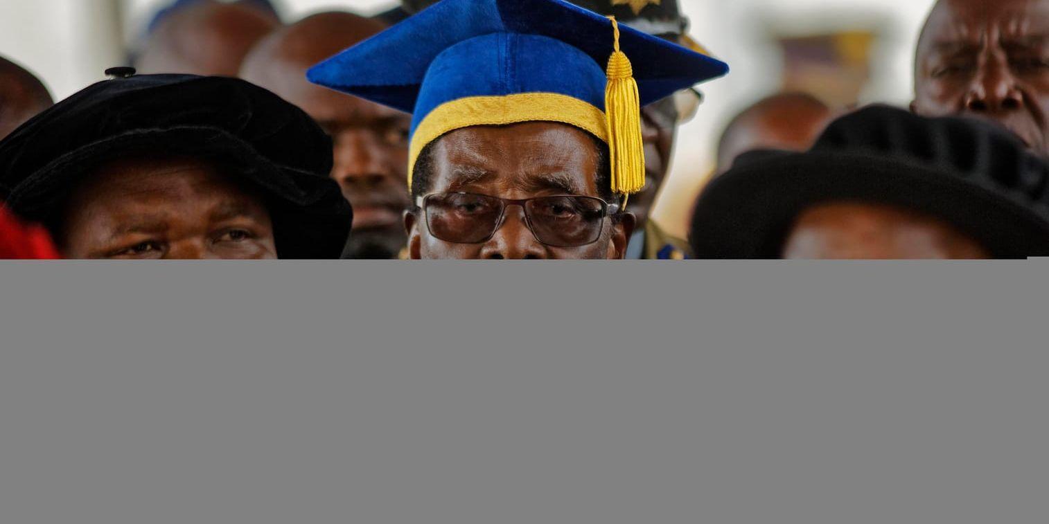 Robert Mugabe möttes av jubel från de prydligt klädda studenterna när han förklarade examensceremonin öppnad, i ett överraskande framträdande. Men han kommenterade inte läget i landet.
