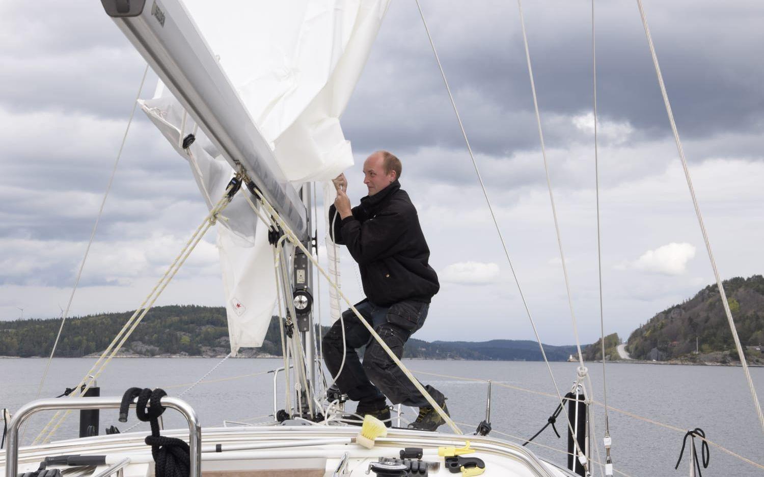Marcus Holm jobbar i Henåns hamn med att göra i ordning båtar inför årets säsong.
