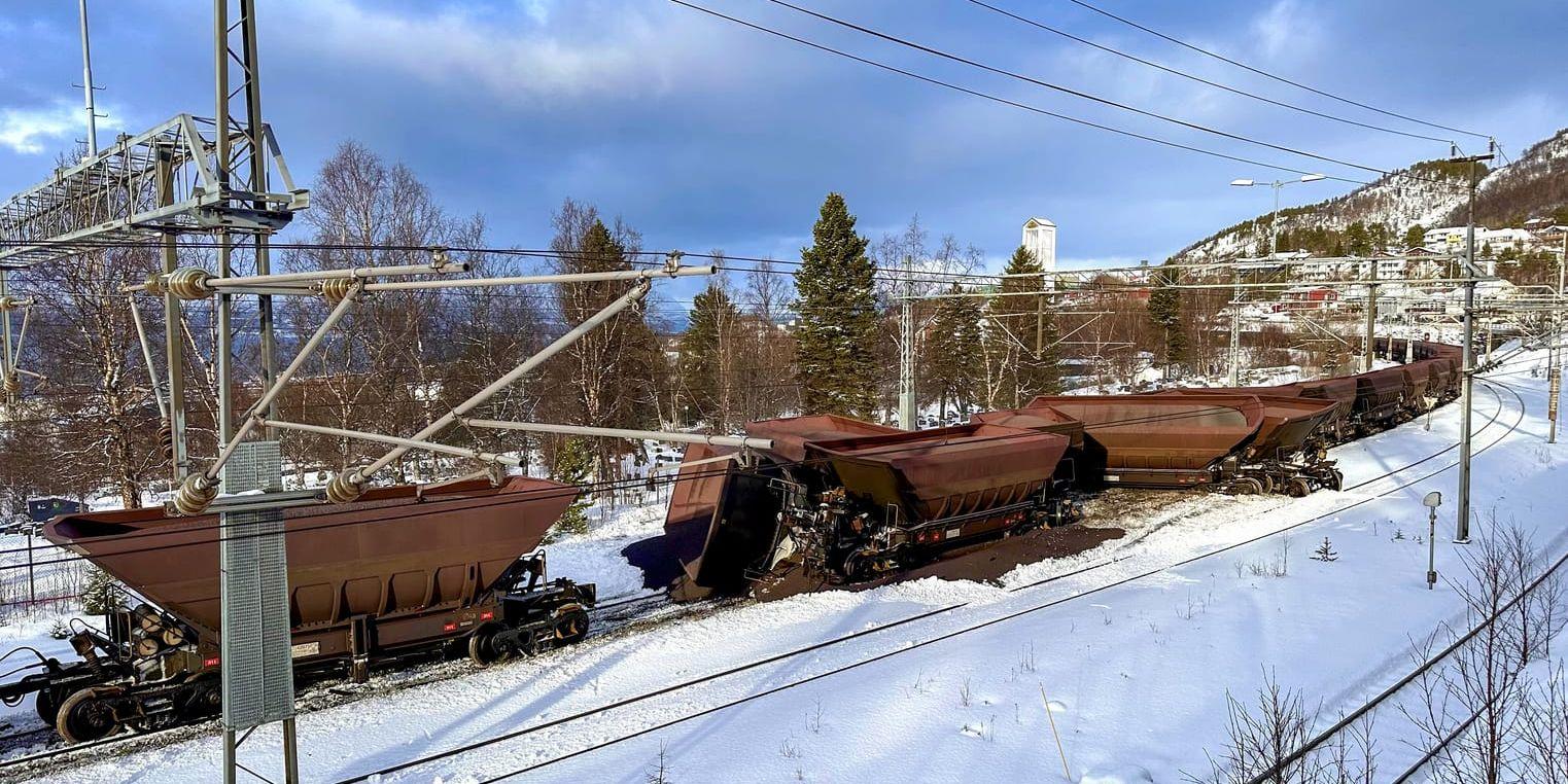 Ett av LKAB:s malmtåg har spårat ur i närheten av stationen i Narvik.