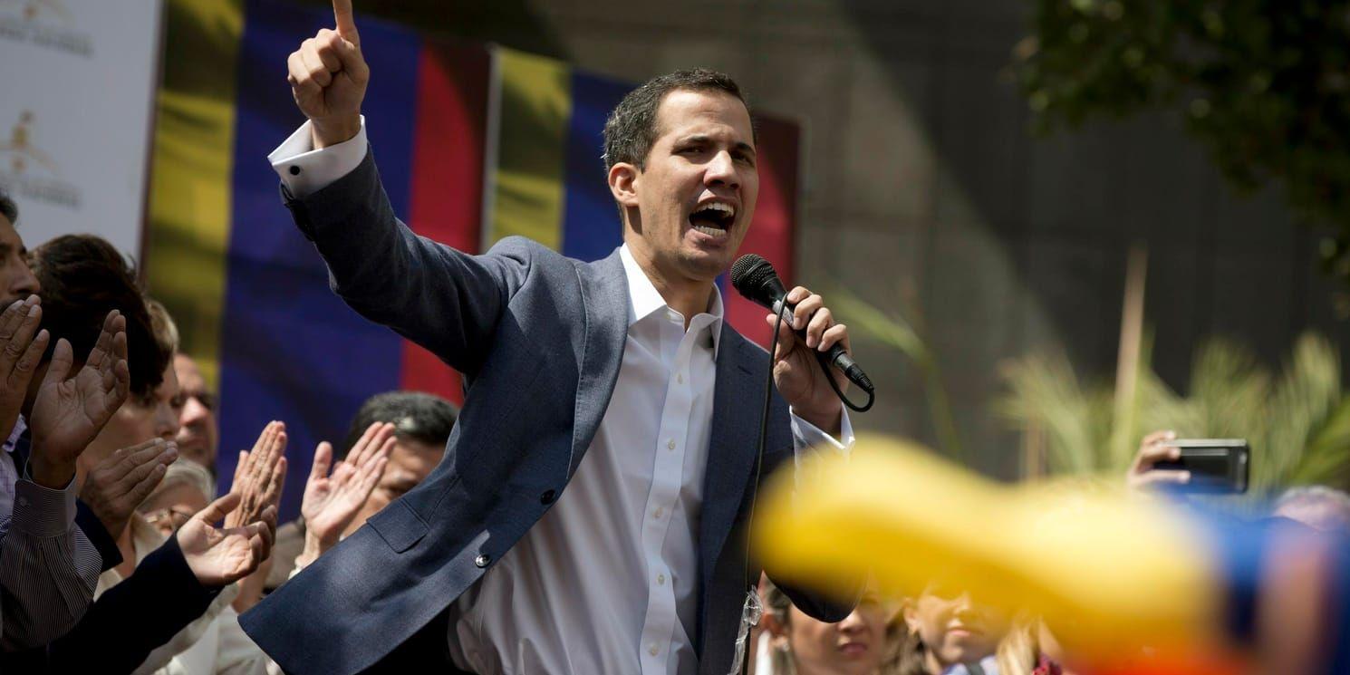 Ordföranden för Venezuelas kongress, Juan Guaidó, höll tal inför anhängare på fredagen.