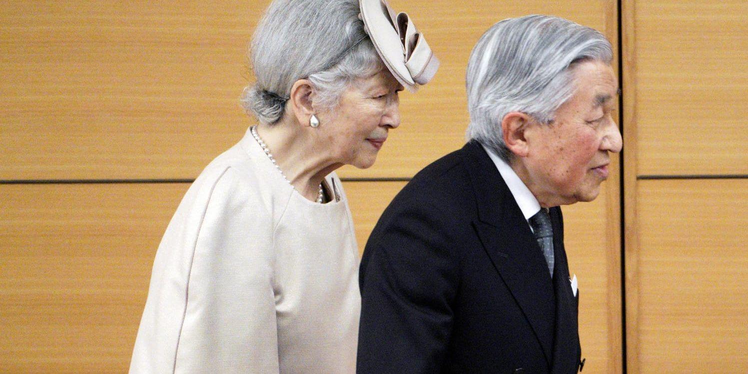 Japans avgående kejsare Akihito and kejsarinnan Michiko vid en prisutdelning i Tokyo nyligen.