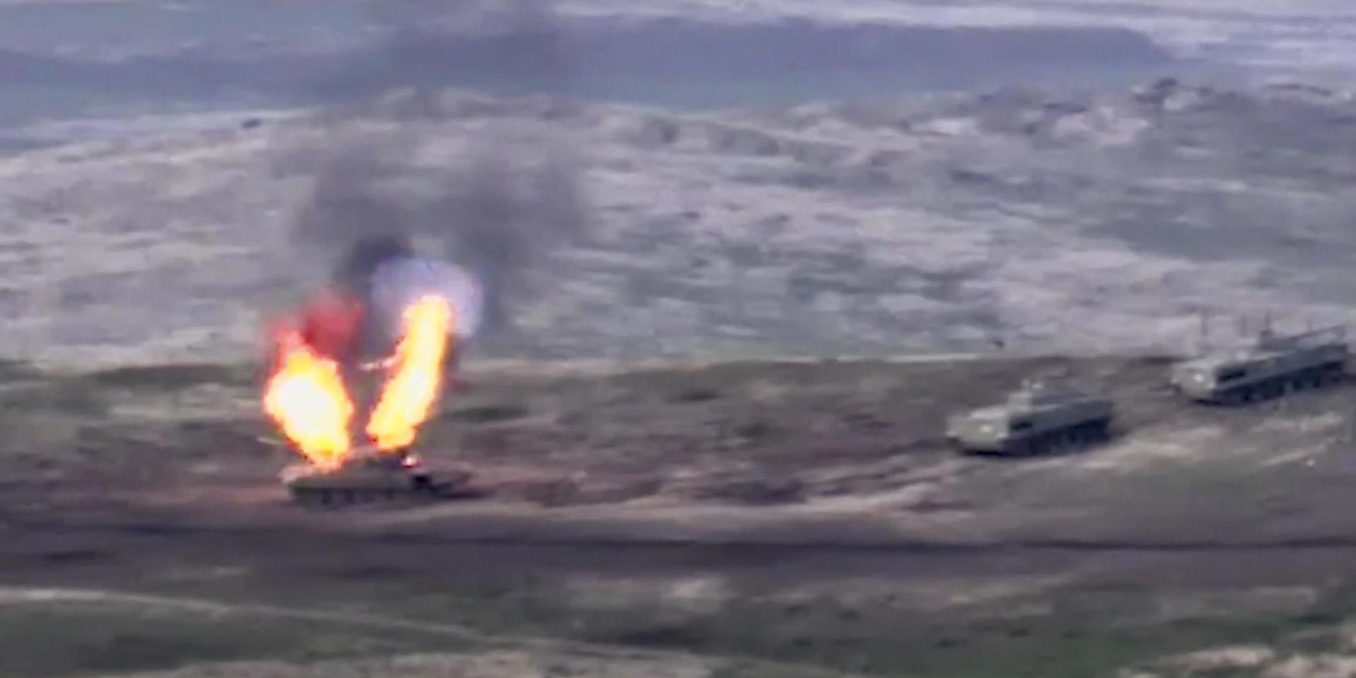 En azerisk stridsvagn exploderar, på denna stillbild från en video distribuerad av Armenien.