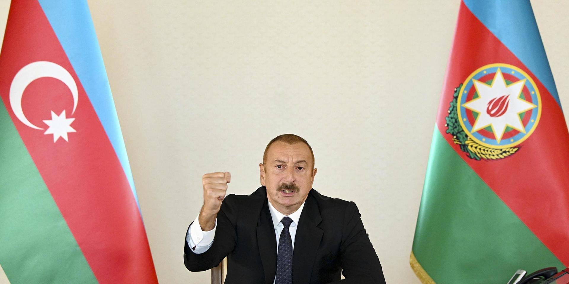Azerbajdzjans president Ilham Aliyev i ett tal till befolkningen. Landets parlament har antagit krigslagar och infört utegångsförbud.