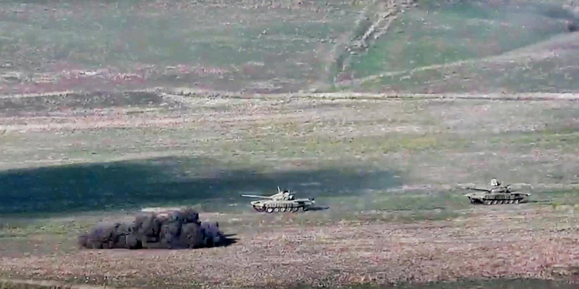 Armeniens försvarsdepartement har släppt bilder på hur Azerbajdzjanska stridsvagnar förstörs i striderna.