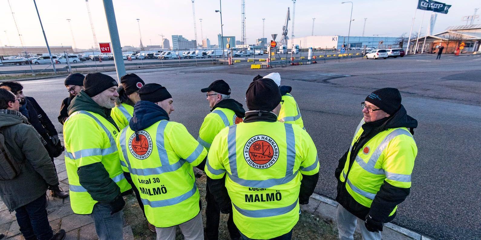 Strejkande hamnarbetare i Malmö i januari. Arkivbild.