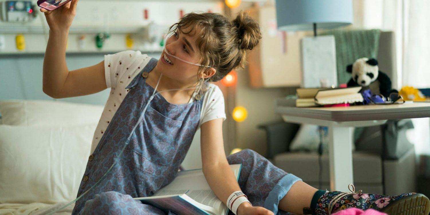Stella (Haley Lu Richardson) lider av cystisk fibros och är ofta inlagd på sjukhus. Där förälskar hon sig i medpatienten Will (Cole Sprouse). Pressbild.