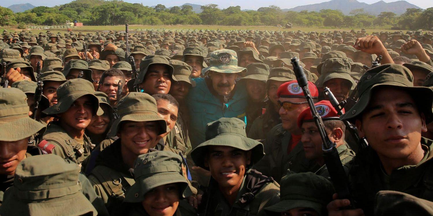 Venezuelas president Nicolás Maduro omgiven av militärkadetter, fotograferad på lördagen.