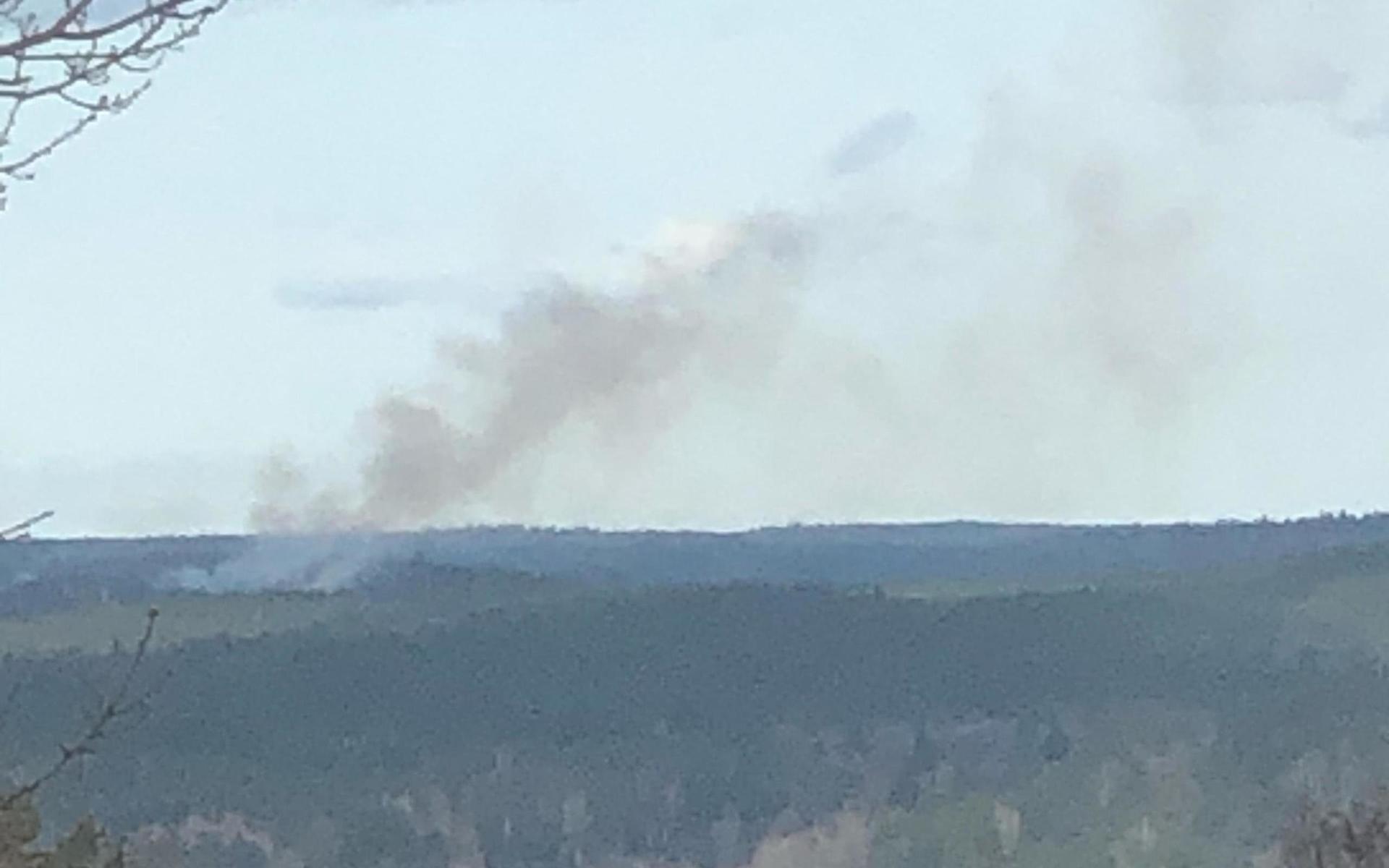 En brand bröt under onsdagseftermiddagen ut i terrängen nordost om Göteborg.