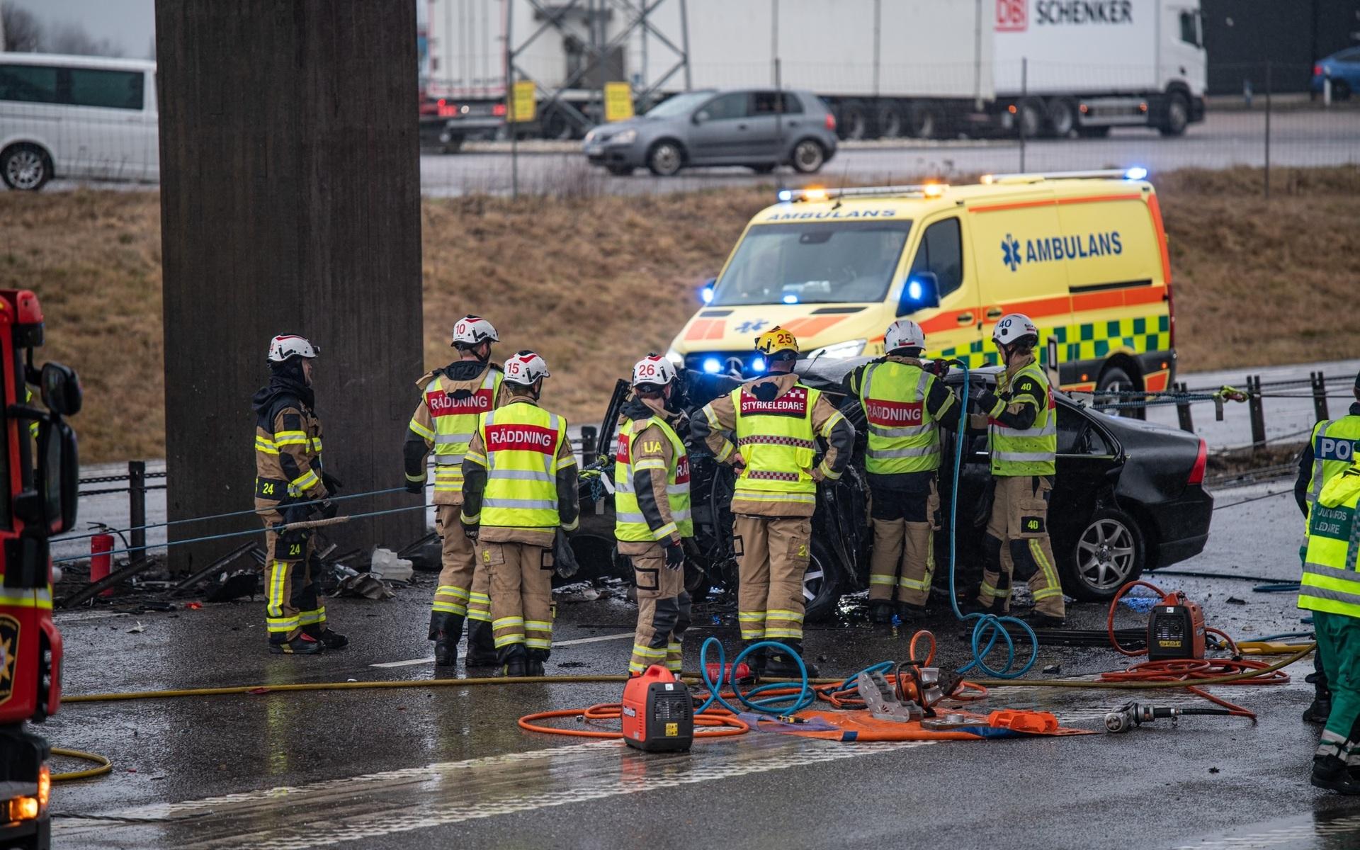 En man i 35-årsåldern omkom efter en trafikolycka på riksväg 44 vid Trestad Center i riktning mot Trollhättan under måndagen.
