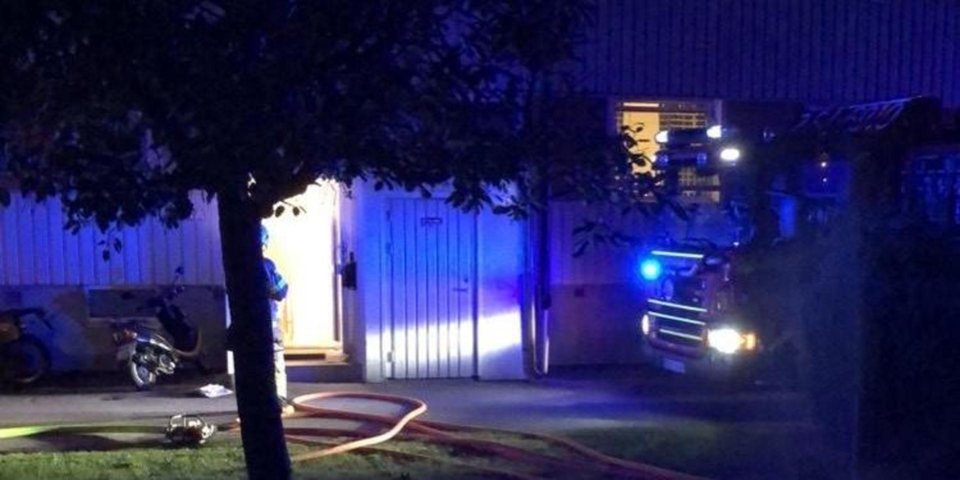 Vid 23-tiden larmades räddningstjänsten om en brand i en källare på Björkelidsvägen i Fjällbacka. 