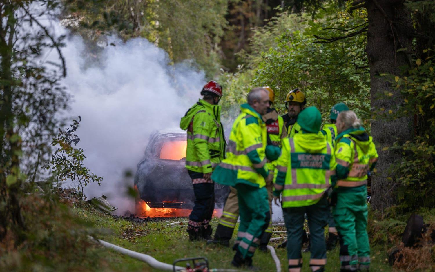 På lördagsmorgonen började en bil och en byggnad på Grytingen i Uddevalla att brinna.