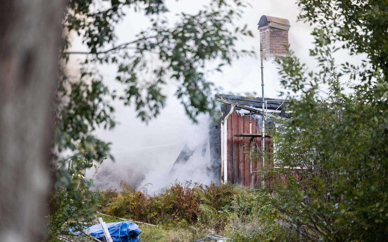 På lördagsmorgonen började en bil och en byggnad på Grytingen i Uddevalla att brinna.
