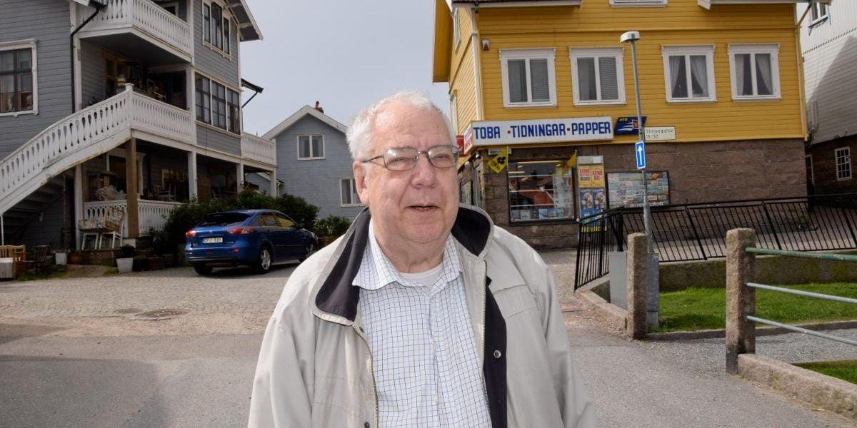 Gösta Hansson har drivit den lilla butiken på torget på Smögen i 50 år. Men nu har han lämnat över stafettpinnen till en annan person som ska föra traditionen vidare.