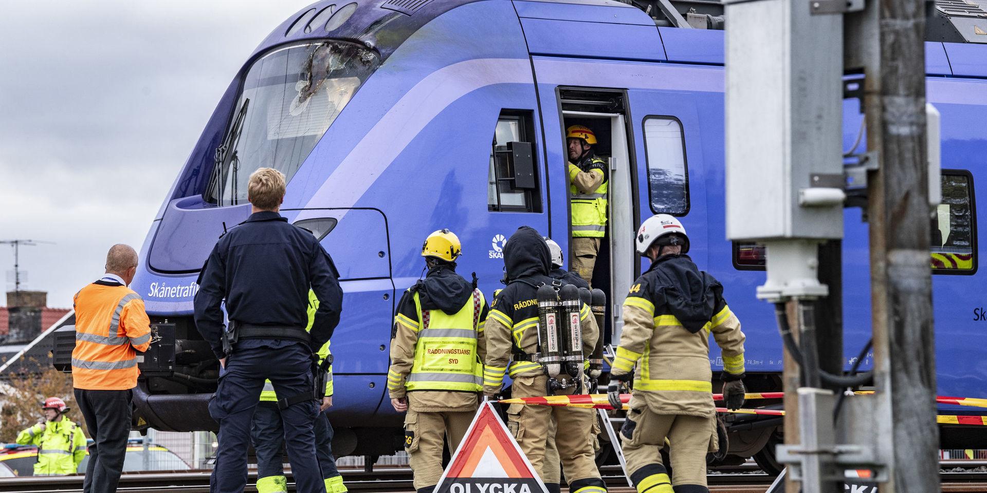 Polis, räddningstjänst och tågpersonal på plats vid det pågatåg som började brinna strax nor om stationen i Eslöv på måndagseftermiddagen.
