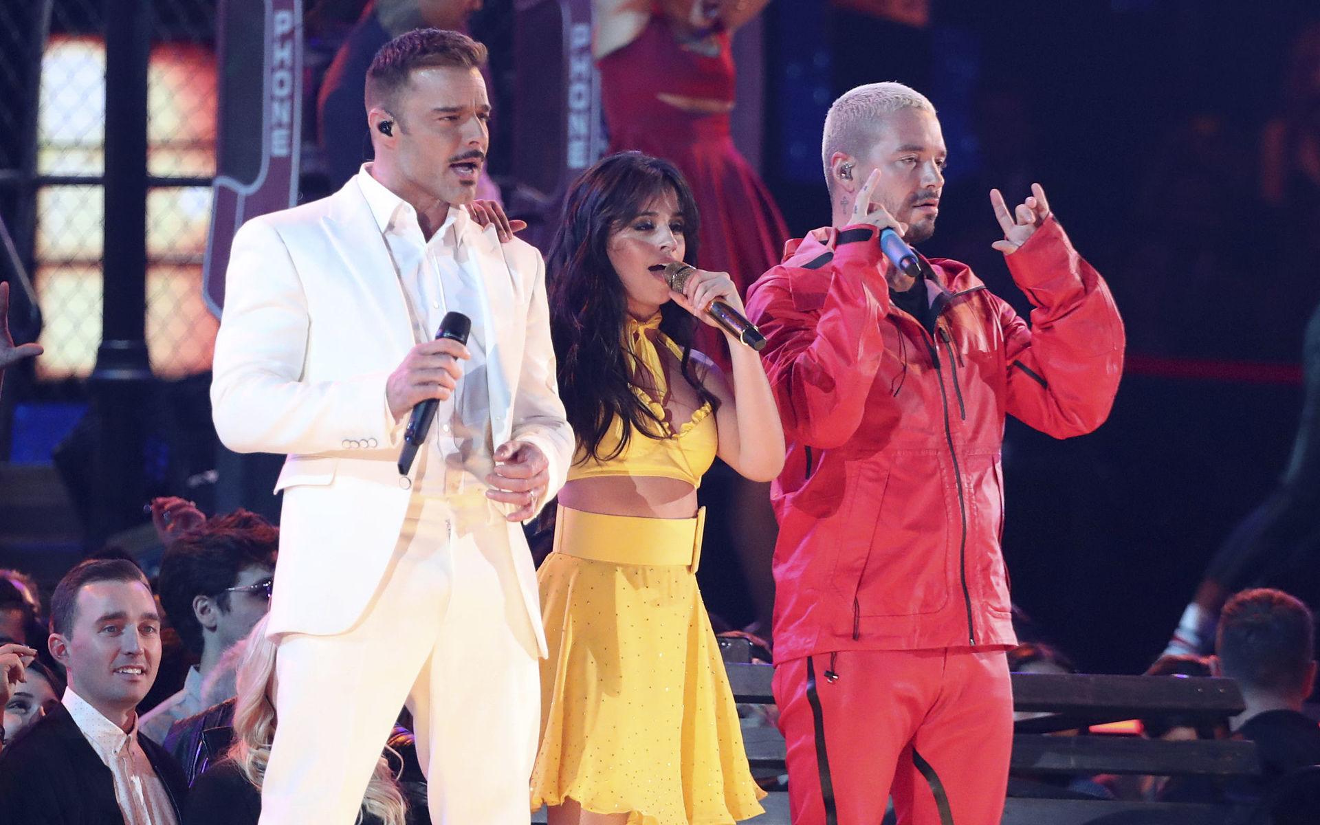 Ricky Martin, Camila Cabello och J Balvin uppträdde med &quot;Havana&quot; på Grammygalan.
