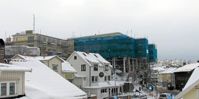 Lägenhetshotellet i Kungshamns centrum som byggs där Hotell Kungshamn tidigare låg, börjar ta form och ska enligt planerna vara klart att invigas i juni.