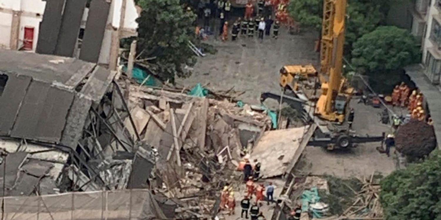 Flera människor omkom när en byggnad rasade samman i Shanghai.