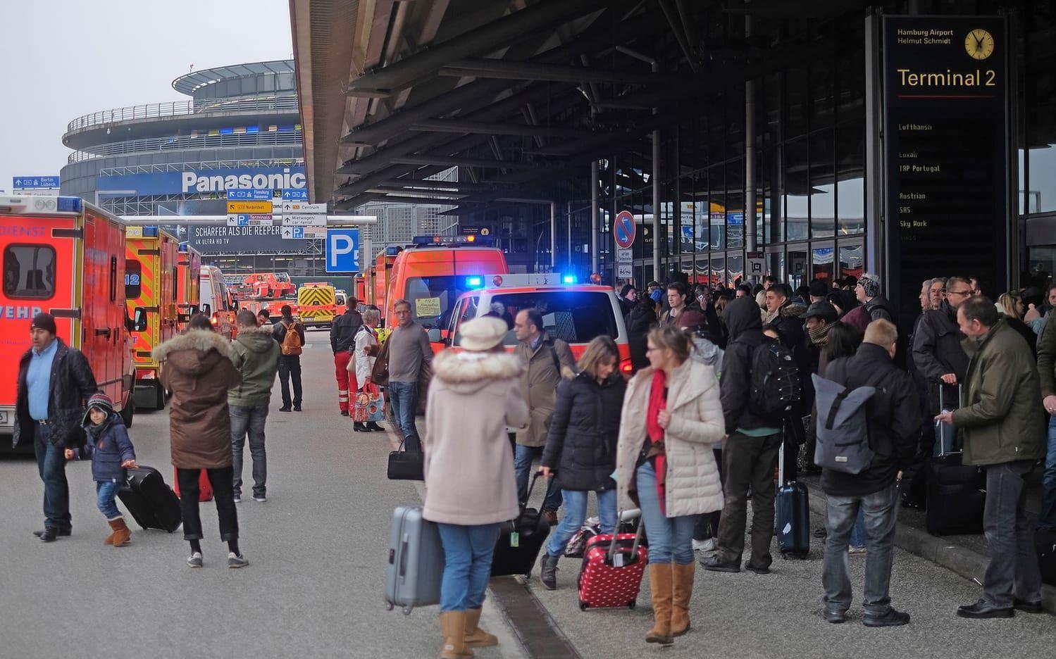 På söndagen evakuerades hela Hamaburgs flygplats sedan gas spridits i ventilationssystemet. På måndagen fick en ny räddningsinsats inledas sedan personal på flygplatsen fått svårt att andas. FOTO: TT