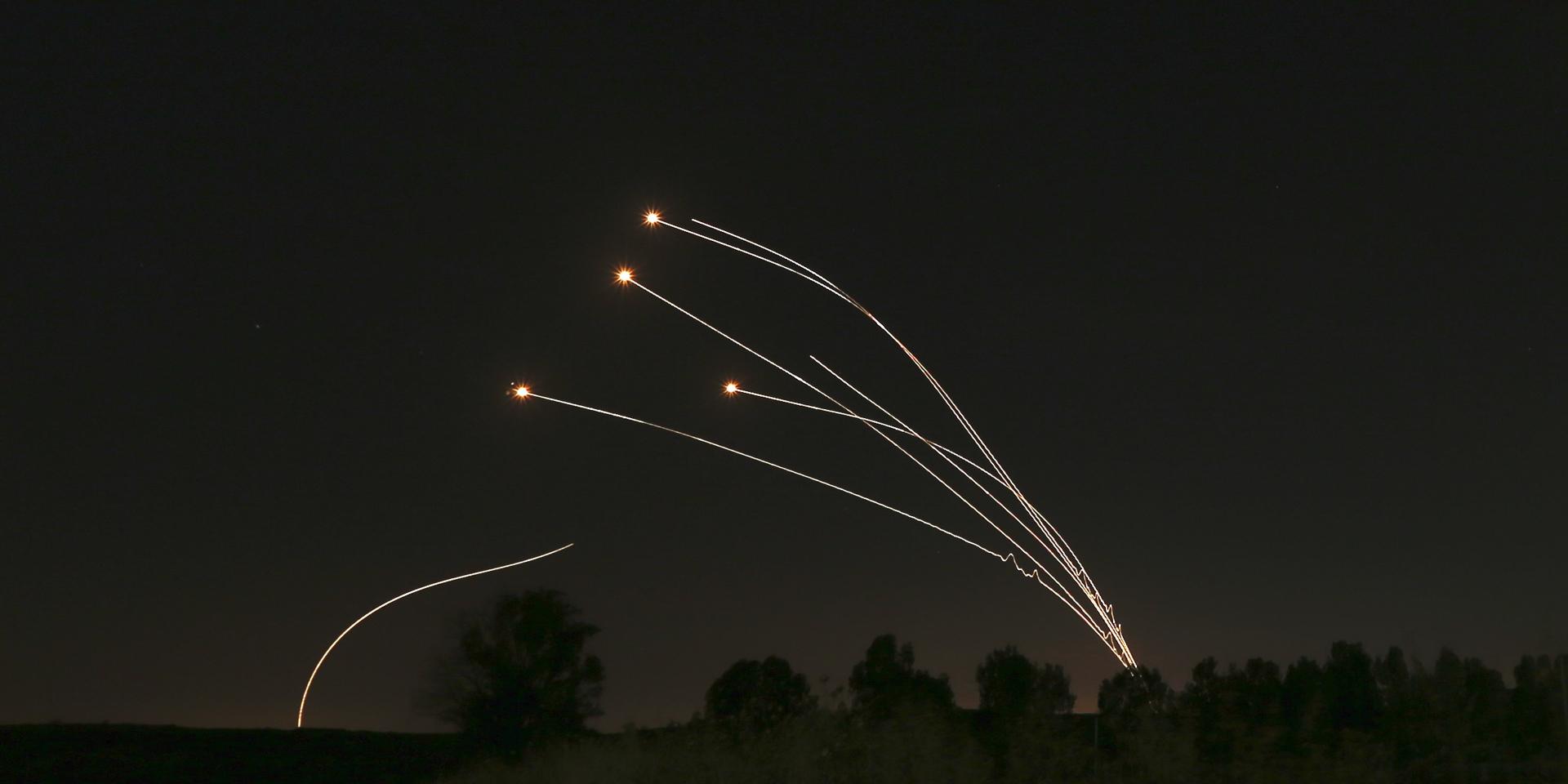 Det israeliska luftvärnssystemet Iron Dome attackerar palestinska raketer under en stridshandling i maj. Arkivbild. 
