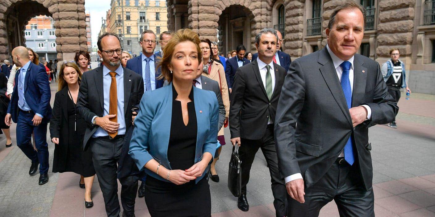 Socialförsäkringsminister Annika Strandhäll (S) och statsminister Stefan Löfven (S) och övriga ministrar på väg mot dagens misstroendevotering mot Strandhäll.