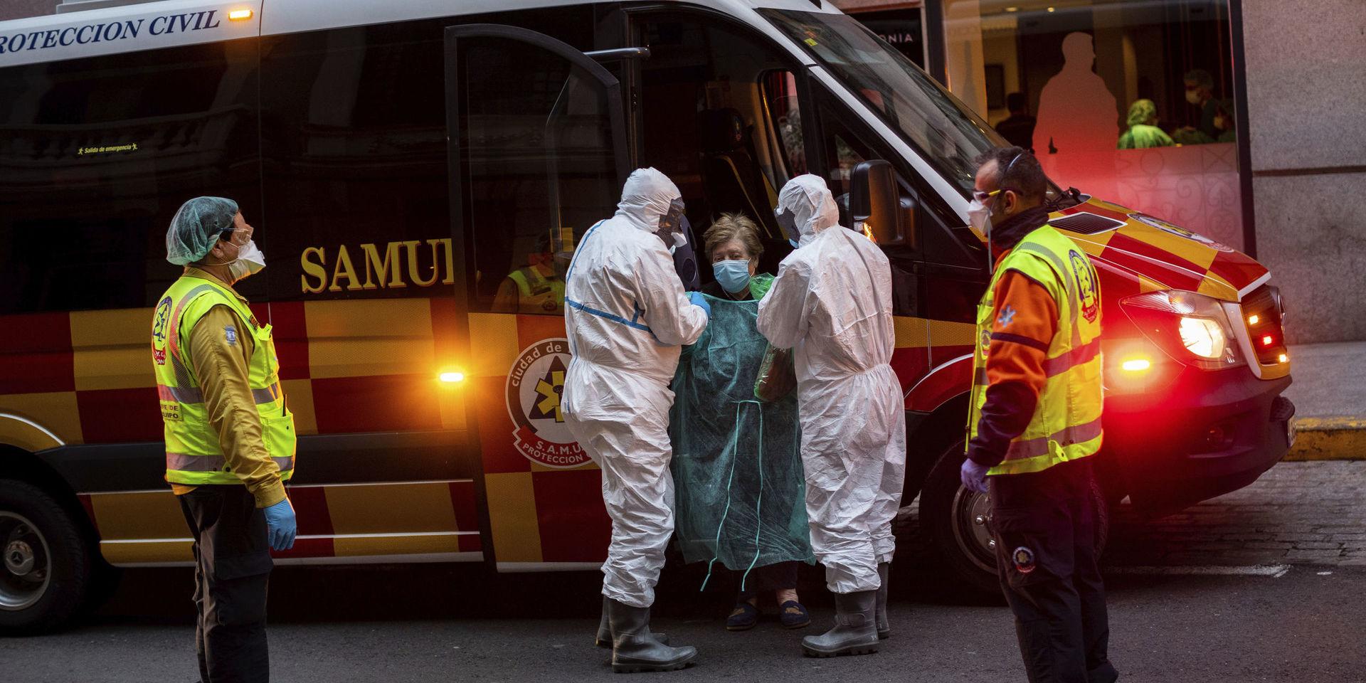 En patient förs till ett sjukhus i Spaniens huvudstad Madrid.