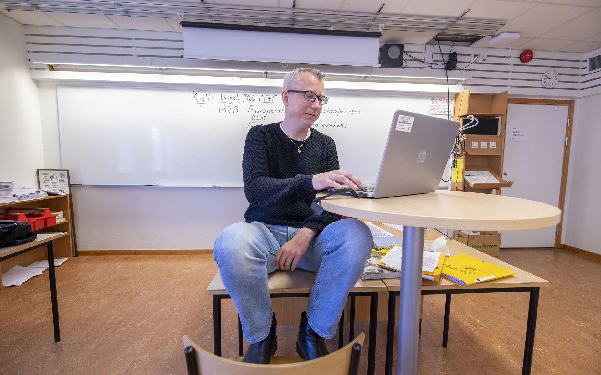 23 mars 2020. Gymnasieskolorna har distansundervisning på grund av corona. Endast ett fåtal personal är kvar på Agneberg i Uddevalla. Magnus Jinnefält är historielärare och undervisar på distans.