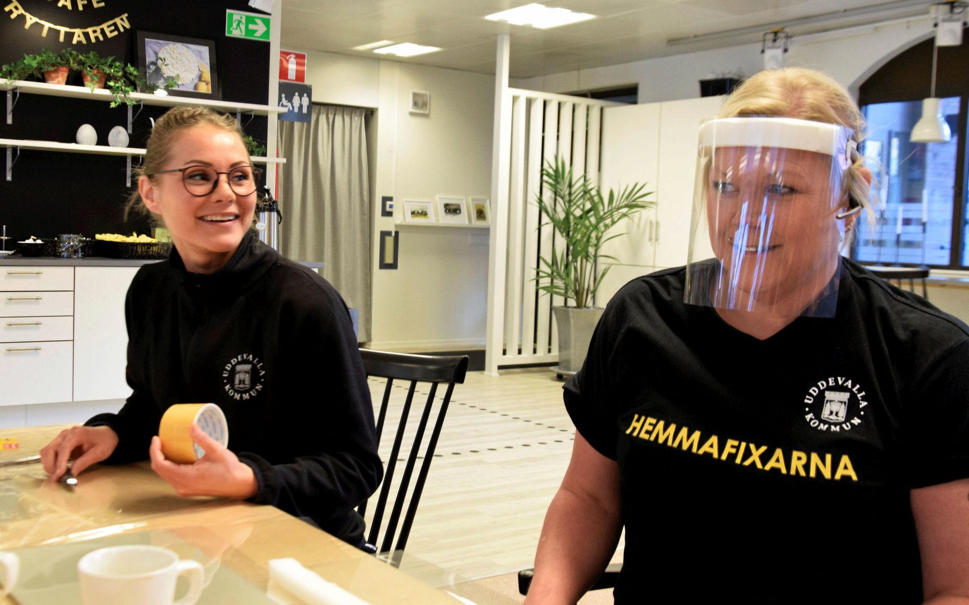 2 april 2020. Sandra Hällgren och Jennie Vestman från Hemmafixarna hjälper till att göra visir av OH-film.