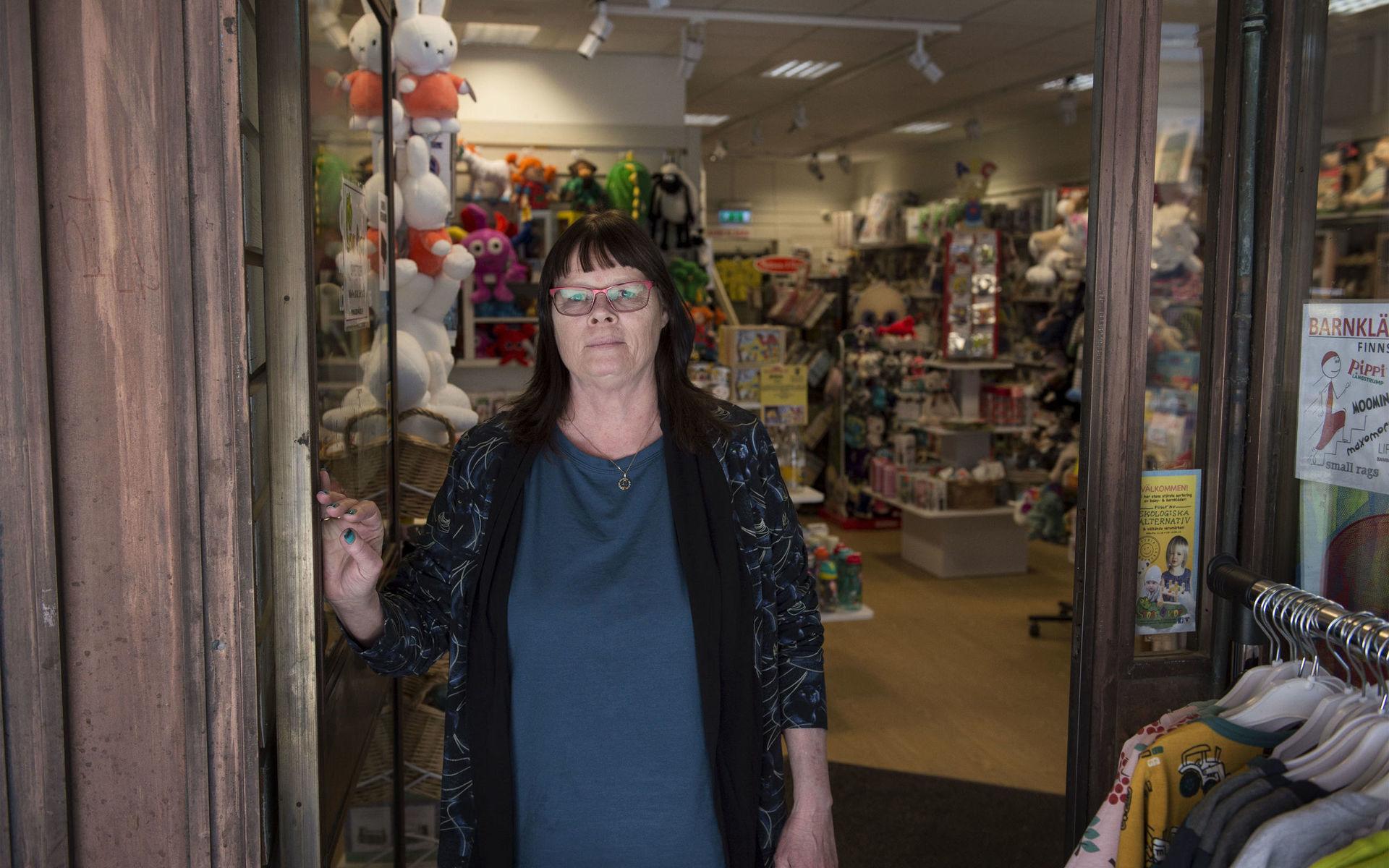 4 april 2020. Butiksägare vädjar om hyreslättnader i centrum. Jeanice Karlsson driver Store 4 Kidz i Uddevalla centrum. Hon är en av flera butiksägare som vädjar om lättnader nu när intäkterna har försvunnit men hyran ska betalas.