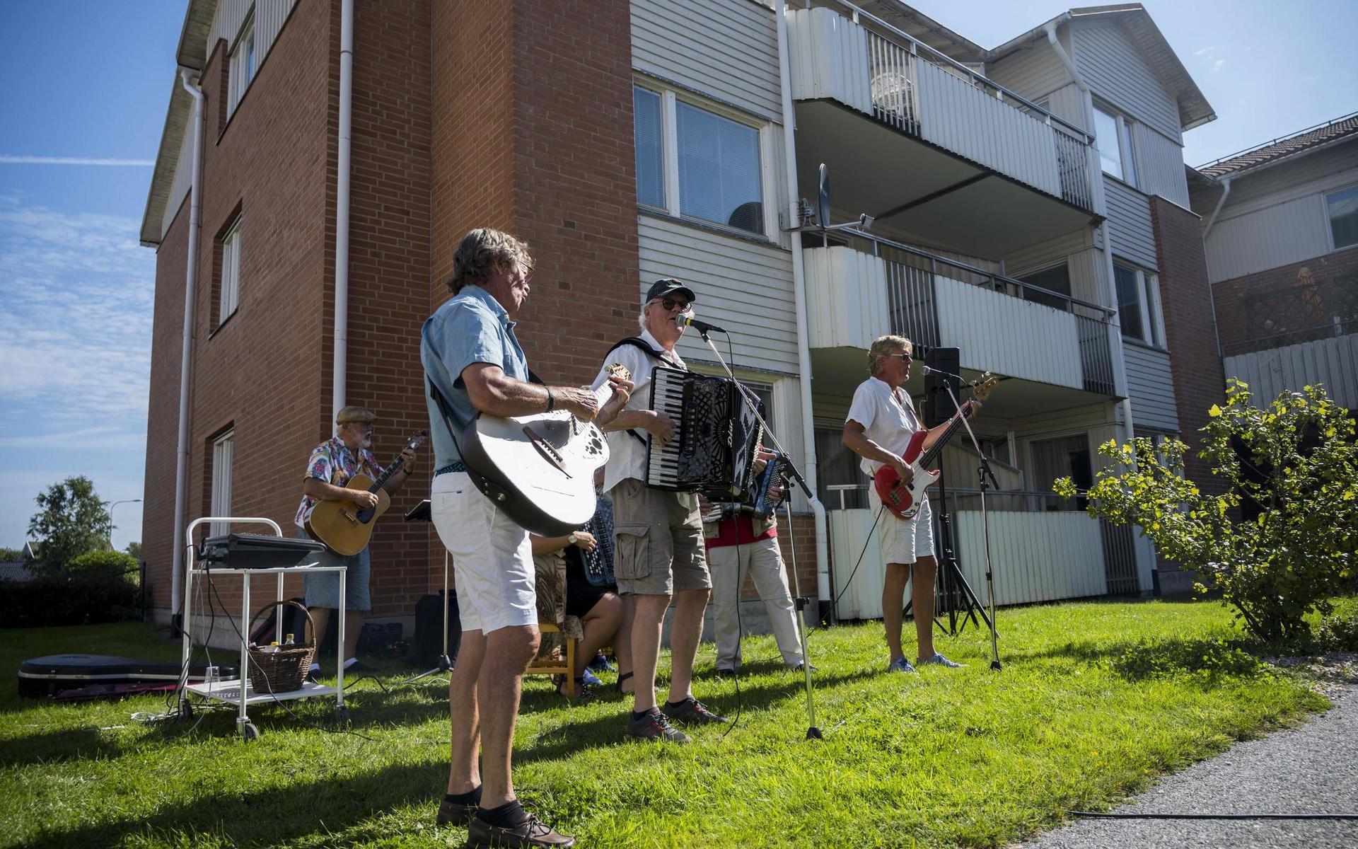 Aktiviteter på äldreboende kunde hållas utomhus på sommaren. Här spelar Lasses Lekkamrater i Fjällbacka.