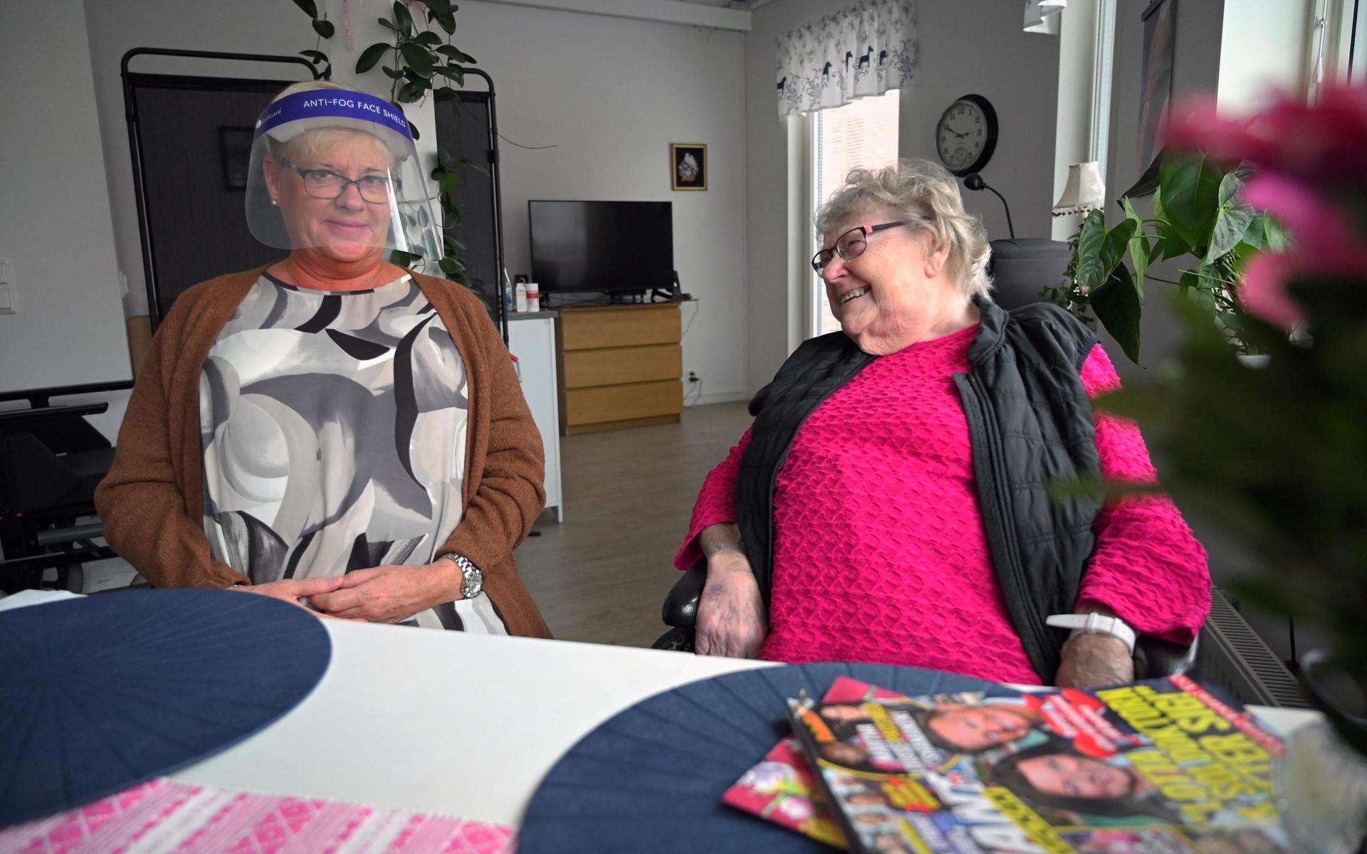I oktober hävs tillfälligt besöksförbudet på äldreboenden i Uddevalla. Eivor Plate tillsammans med mamma Maj Pettersson. Alla besökare måste dock använda handsprit och skyddsvisir när de träffar sina anhöriga.