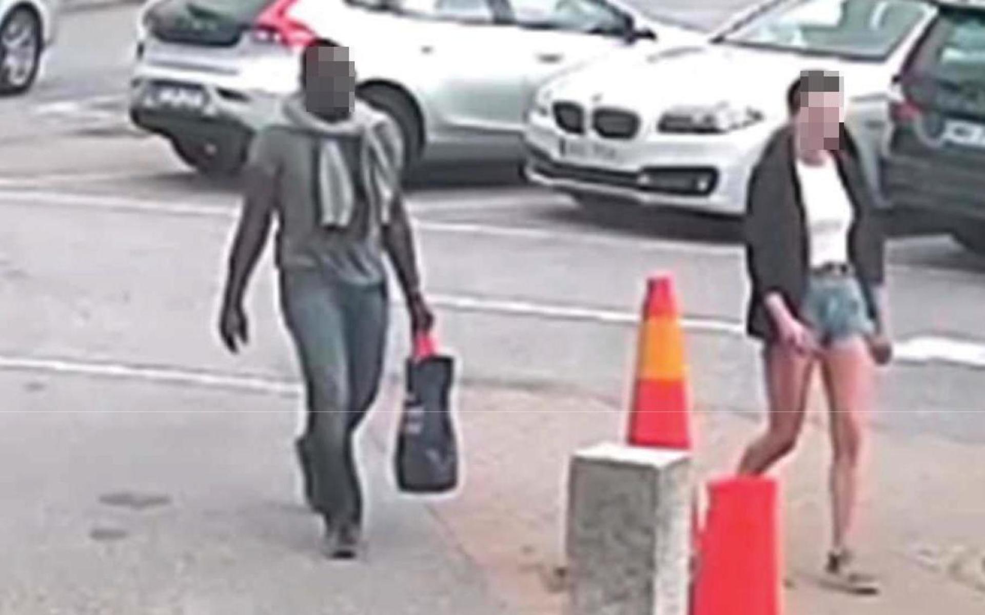 Två av de misstänkta utanför en livsmedelsbutik i Grebbestad där falska sedlar använts.