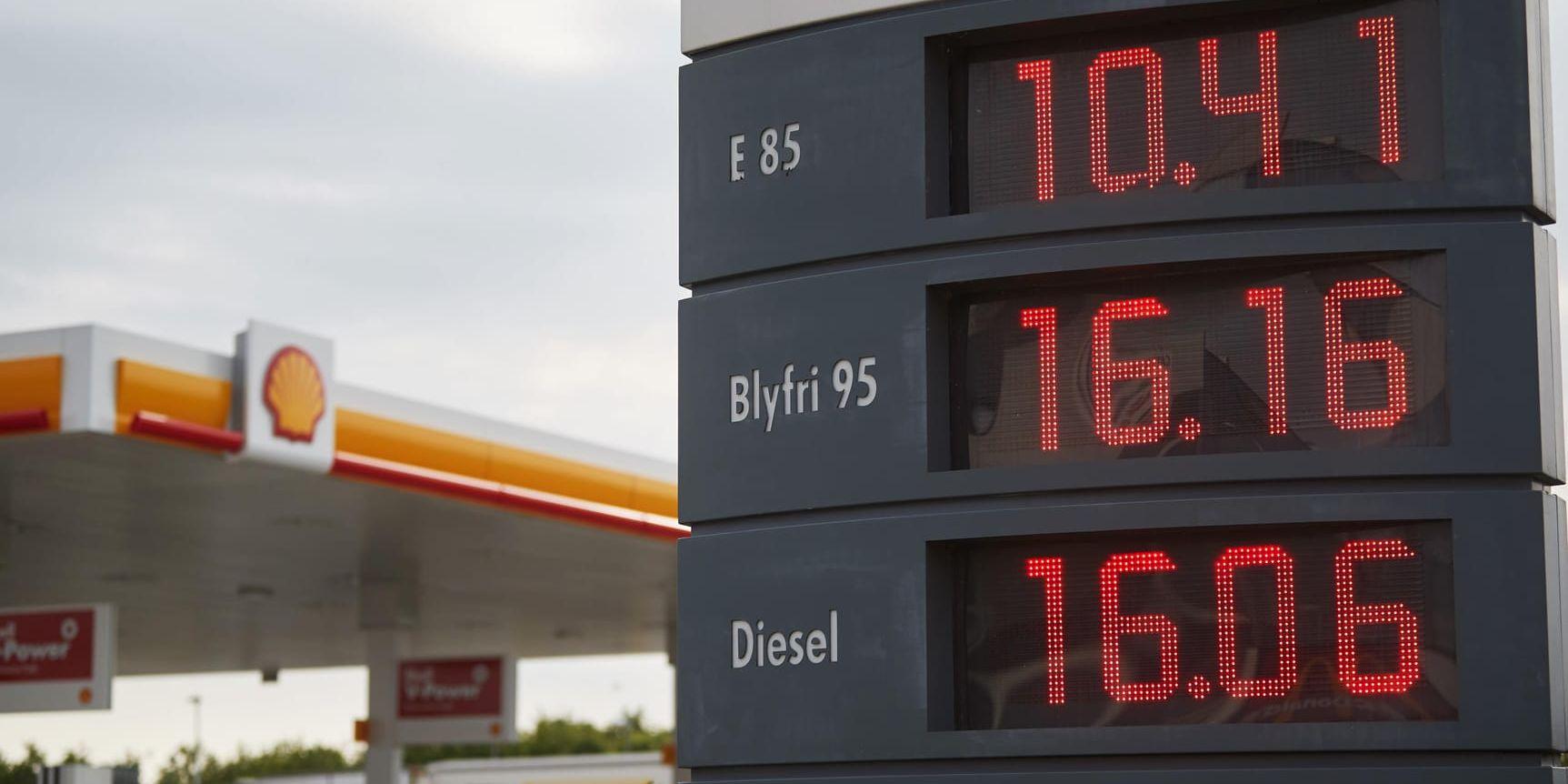 Bensinpriset kan påverkas med 5–15 öre om riksdagen, enligt ett förslag, säger ja till att ta bort det extra skattetillägget på bensin och diesel från den 1 juli.