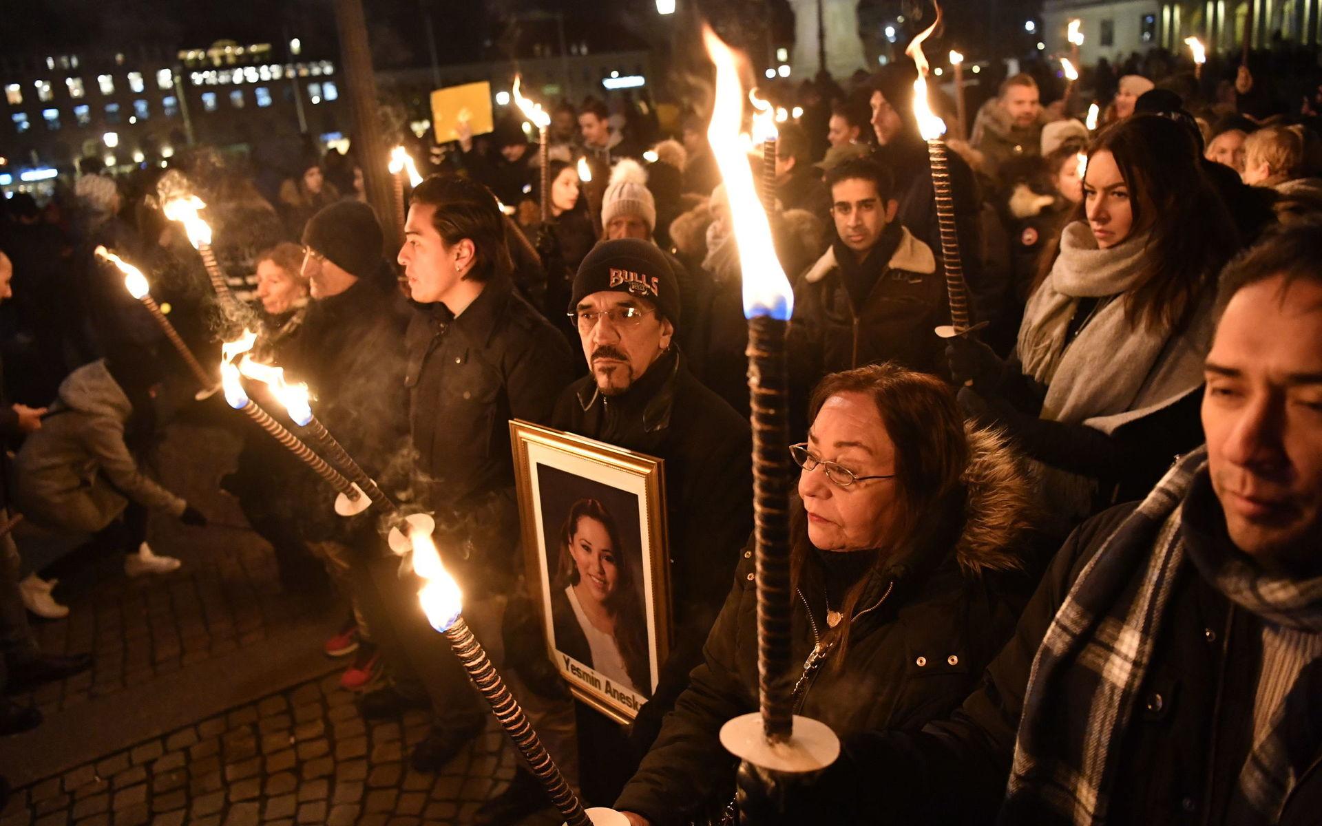 Över tusen personer samlades vid Gustav Adolfs torg för att hedra Backabrandens offer. 